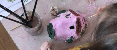 Con la maschera sul naso. <br> Laboratorio artistico per bambini